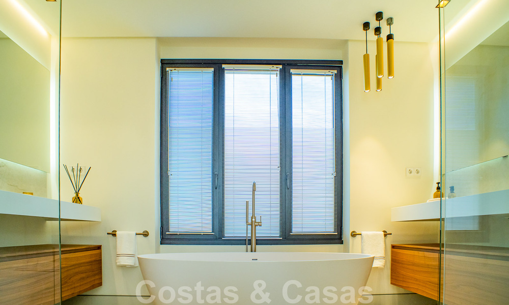 Villa contemporaine de construction récente à vendre avec vue sur la mer, située au centre de Marbella, à quelques pas de la plage, sur la Golden Mile 50072