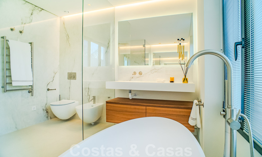 Villa contemporaine de construction récente à vendre avec vue sur la mer, située au centre de Marbella, à quelques pas de la plage, sur la Golden Mile 50073