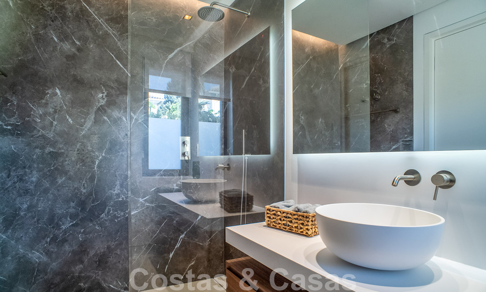 Villa contemporaine de construction récente à vendre avec vue sur la mer, située au centre de Marbella, à quelques pas de la plage, sur la Golden Mile 50075