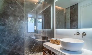 Villa contemporaine de construction récente à vendre avec vue sur la mer, située au centre de Marbella, à quelques pas de la plage, sur la Golden Mile 50075 