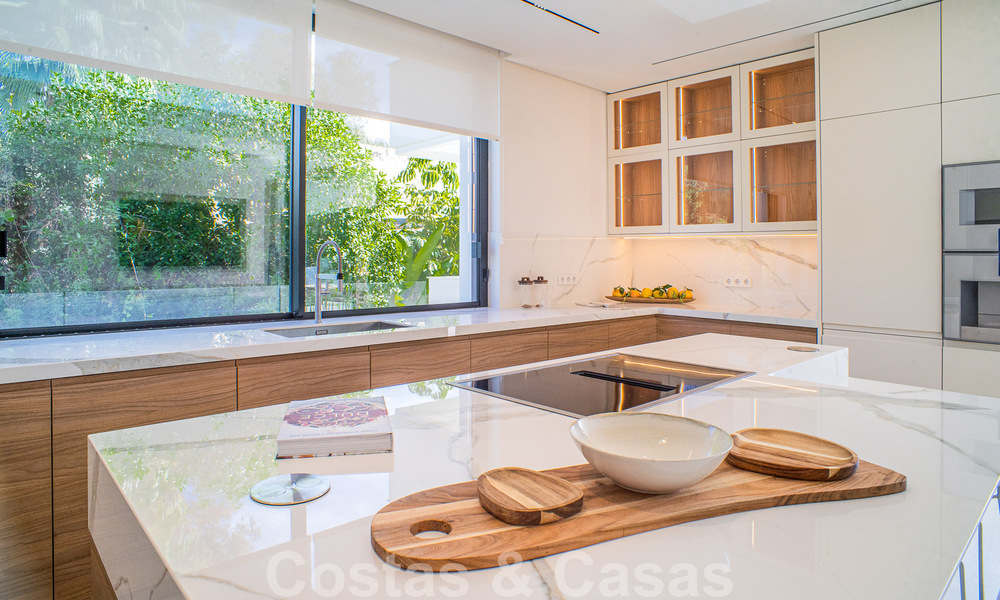 Villa contemporaine de construction récente à vendre avec vue sur la mer, située au centre de Marbella, à quelques pas de la plage, sur la Golden Mile 50076