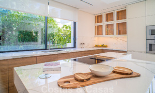 Villa contemporaine de construction récente à vendre avec vue sur la mer, située au centre de Marbella, à quelques pas de la plage, sur la Golden Mile 50076 