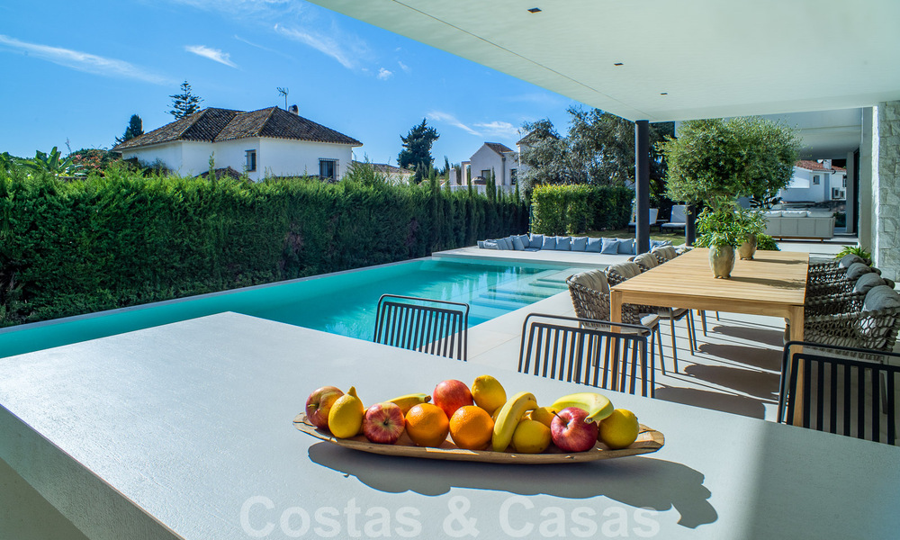 Villa contemporaine de construction récente à vendre avec vue sur la mer, située au centre de Marbella, à quelques pas de la plage, sur la Golden Mile 50078