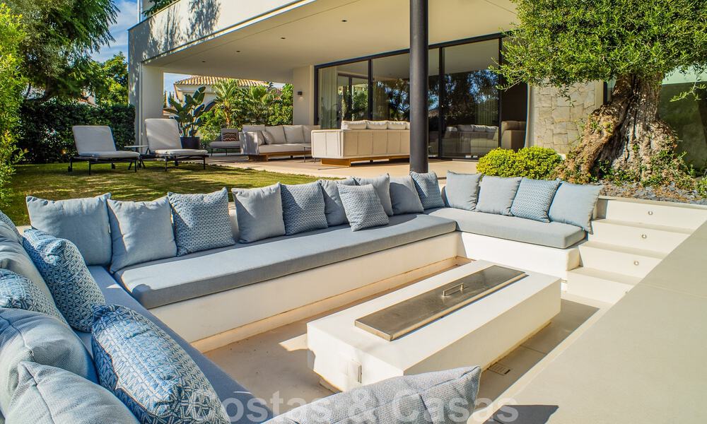 Villa contemporaine de construction récente à vendre avec vue sur la mer, située au centre de Marbella, à quelques pas de la plage, sur la Golden Mile 50079