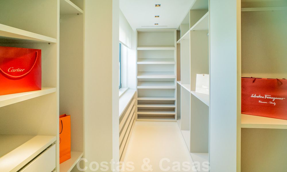 Villa contemporaine de construction récente à vendre avec vue sur la mer, située au centre de Marbella, à quelques pas de la plage, sur la Golden Mile 50081