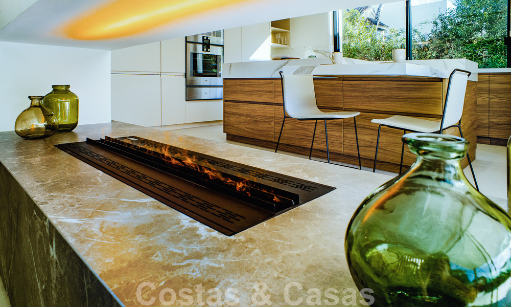 Villa contemporaine de construction récente à vendre avec vue sur la mer, située au centre de Marbella, à quelques pas de la plage, sur la Golden Mile 50083