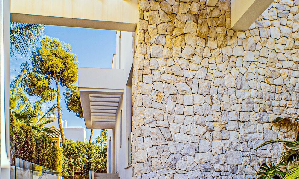 Villa contemporaine de construction récente à vendre avec vue sur la mer, située au centre de Marbella, à quelques pas de la plage, sur la Golden Mile 50086