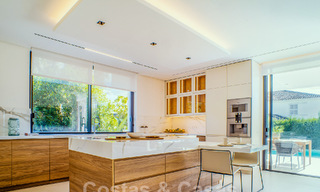 Villa contemporaine de construction récente à vendre avec vue sur la mer, située au centre de Marbella, à quelques pas de la plage, sur la Golden Mile 50088 