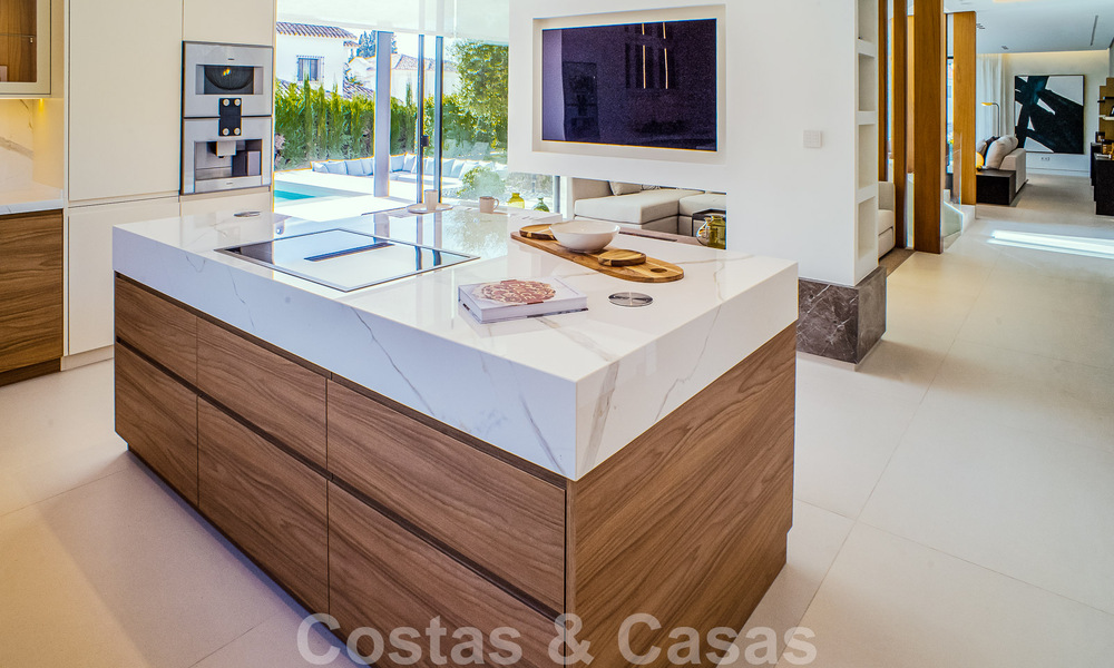 Villa contemporaine de construction récente à vendre avec vue sur la mer, située au centre de Marbella, à quelques pas de la plage, sur la Golden Mile 50090