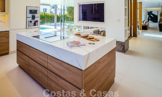 Villa contemporaine de construction récente à vendre avec vue sur la mer, située au centre de Marbella, à quelques pas de la plage, sur la Golden Mile 50090 