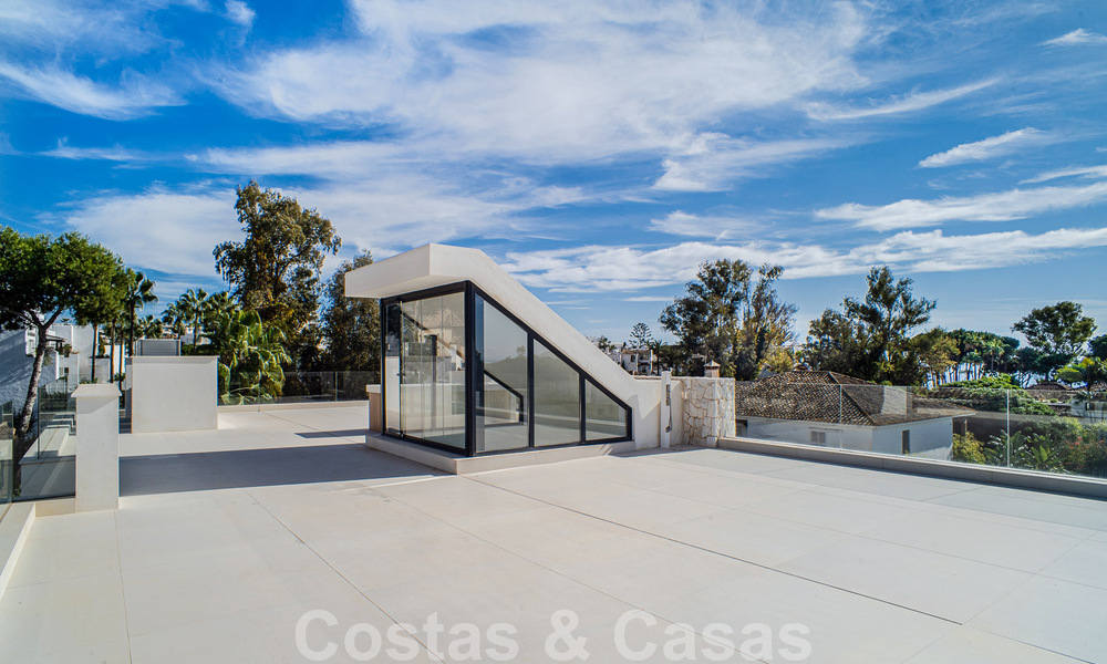 Villa contemporaine de construction récente à vendre avec vue sur la mer, située au centre de Marbella, à quelques pas de la plage, sur la Golden Mile 50091