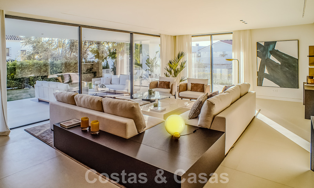 Villa contemporaine de construction récente à vendre avec vue sur la mer, située au centre de Marbella, à quelques pas de la plage, sur la Golden Mile 50096