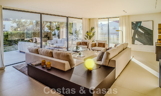 Villa contemporaine de construction récente à vendre avec vue sur la mer, située au centre de Marbella, à quelques pas de la plage, sur la Golden Mile 50096 