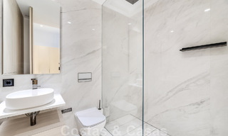 Penthouse moderne et ultra-luxueux à vendre, prêt à emménager, en première ligne de plage, avec vue sur la mer, entre Marbella et Estepona 48201 