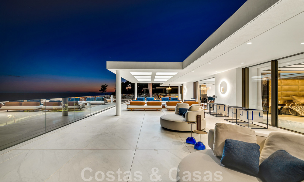 Penthouse moderne et ultra-luxueux à vendre, prêt à emménager, en première ligne de plage, avec vue sur la mer, entre Marbella et Estepona 48210