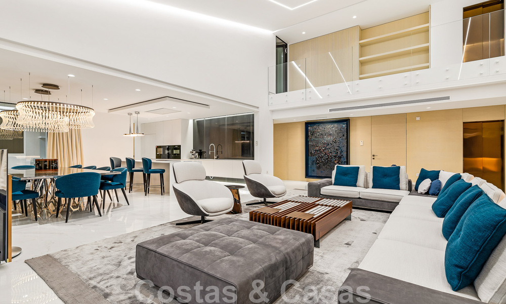 Penthouse moderne et ultra-luxueux à vendre, prêt à emménager, en première ligne de plage, avec vue sur la mer, entre Marbella et Estepona 48213