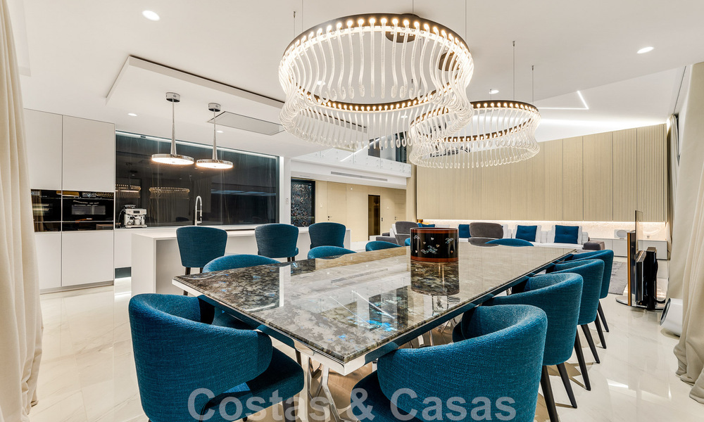 Penthouse moderne et ultra-luxueux à vendre, prêt à emménager, en première ligne de plage, avec vue sur la mer, entre Marbella et Estepona 48214