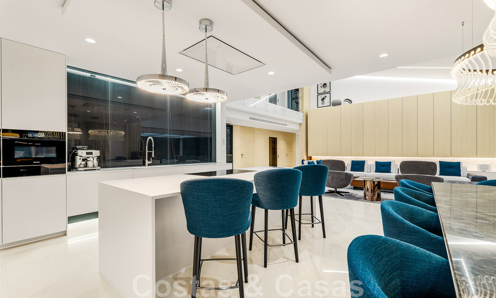 Penthouse moderne et ultra-luxueux à vendre, prêt à emménager, en première ligne de plage, avec vue sur la mer, entre Marbella et Estepona 48215