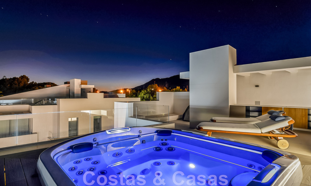 Penthouse moderne et ultra-luxueux à vendre, prêt à emménager, en première ligne de plage, avec vue sur la mer, entre Marbella et Estepona 48219