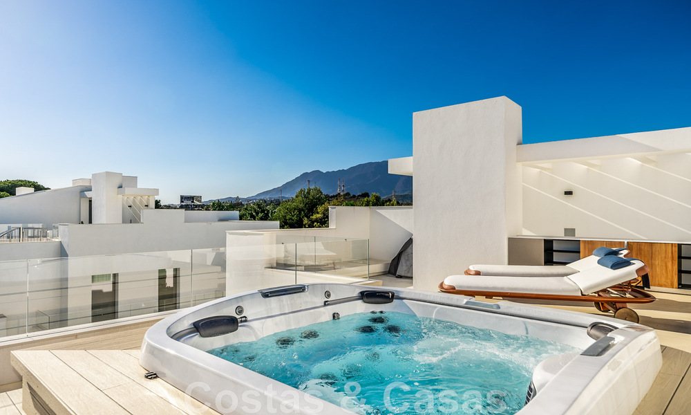 Penthouse moderne et ultra-luxueux à vendre, prêt à emménager, en première ligne de plage, avec vue sur la mer, entre Marbella et Estepona 48221