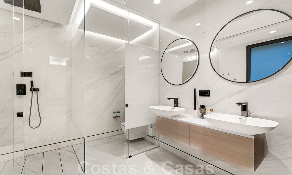 Penthouse moderne et ultra-luxueux à vendre, prêt à emménager, en première ligne de plage, avec vue sur la mer, entre Marbella et Estepona 48222