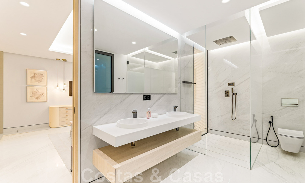 Penthouse moderne et ultra-luxueux à vendre, prêt à emménager, en première ligne de plage, avec vue sur la mer, entre Marbella et Estepona 48227