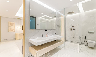 Penthouse moderne et ultra-luxueux à vendre, prêt à emménager, en première ligne de plage, avec vue sur la mer, entre Marbella et Estepona 48227 