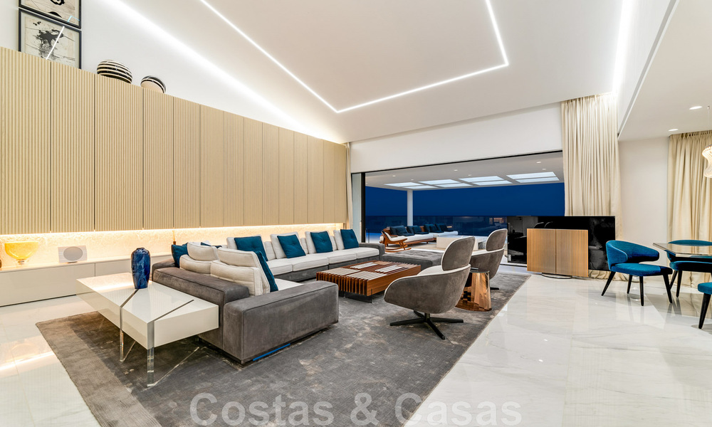 Penthouse moderne et ultra-luxueux à vendre, prêt à emménager, en première ligne de plage, avec vue sur la mer, entre Marbella et Estepona 48229