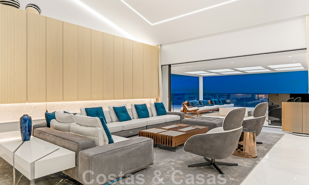 Penthouse moderne et ultra-luxueux à vendre, prêt à emménager, en première ligne de plage, avec vue sur la mer, entre Marbella et Estepona 48230