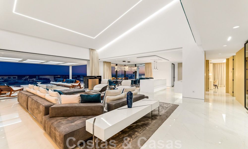 Penthouse moderne et ultra-luxueux à vendre, prêt à emménager, en première ligne de plage, avec vue sur la mer, entre Marbella et Estepona 48232