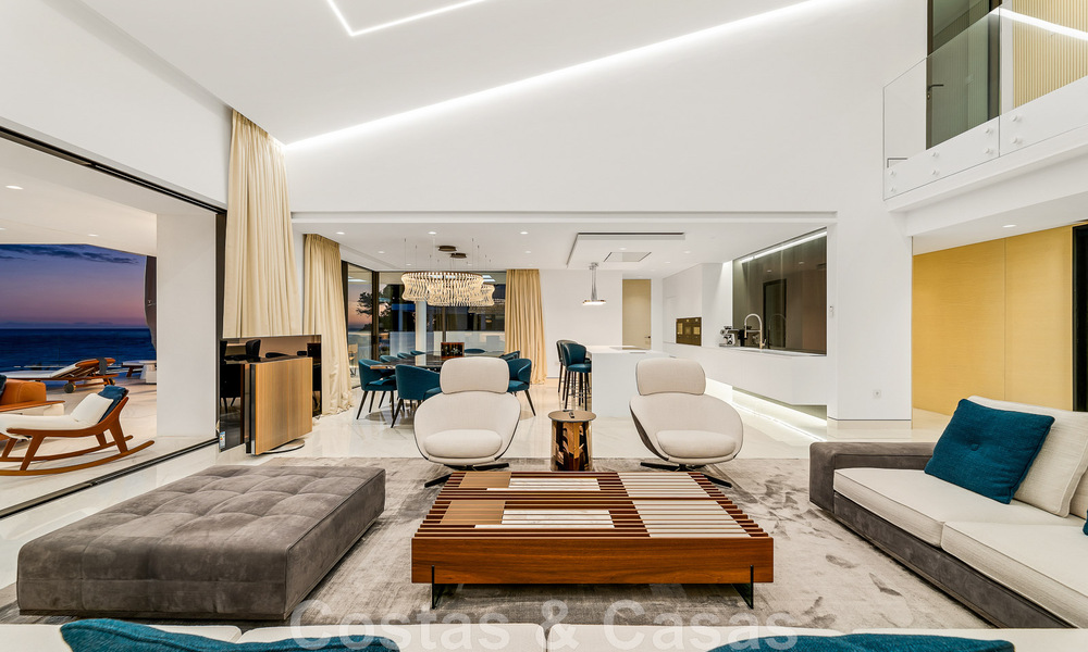 Penthouse moderne et ultra-luxueux à vendre, prêt à emménager, en première ligne de plage, avec vue sur la mer, entre Marbella et Estepona 48233