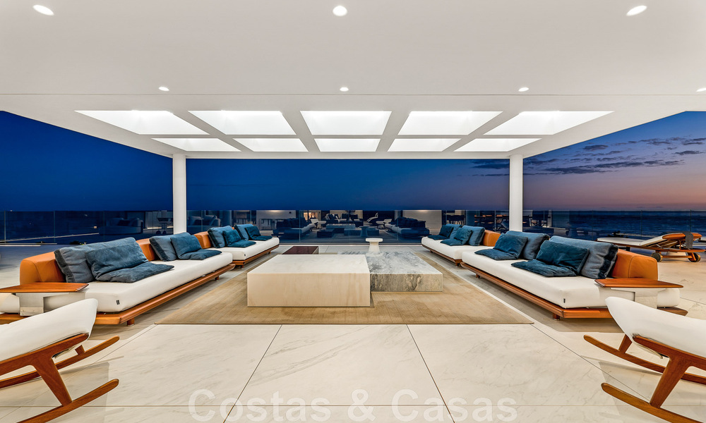 Penthouse moderne et ultra-luxueux à vendre, prêt à emménager, en première ligne de plage, avec vue sur la mer, entre Marbella et Estepona 48234