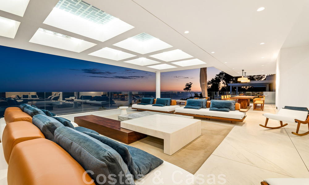 Penthouse moderne et ultra-luxueux à vendre, prêt à emménager, en première ligne de plage, avec vue sur la mer, entre Marbella et Estepona 48235