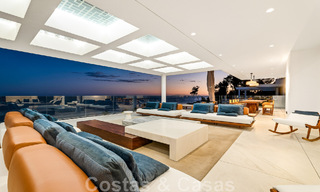 Penthouse moderne et ultra-luxueux à vendre, prêt à emménager, en première ligne de plage, avec vue sur la mer, entre Marbella et Estepona 48235 