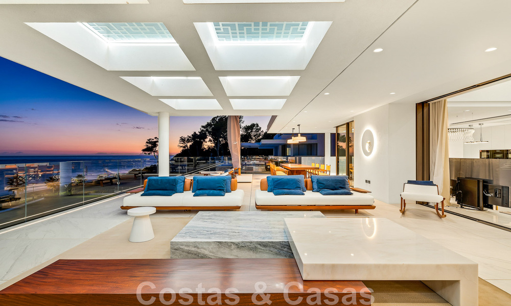 Penthouse moderne et ultra-luxueux à vendre, prêt à emménager, en première ligne de plage, avec vue sur la mer, entre Marbella et Estepona 48236