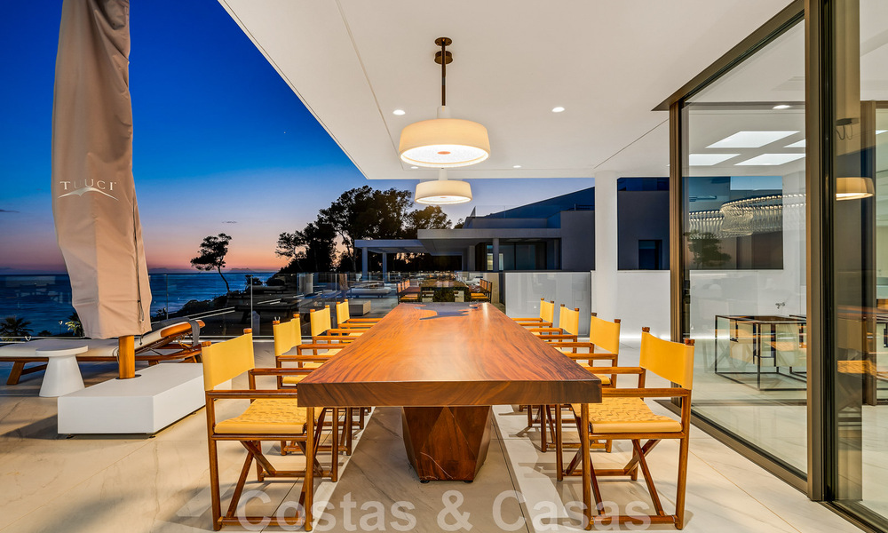 Penthouse moderne et ultra-luxueux à vendre, prêt à emménager, en première ligne de plage, avec vue sur la mer, entre Marbella et Estepona 48237