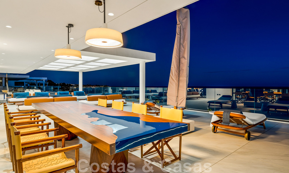 Penthouse moderne et ultra-luxueux à vendre, prêt à emménager, en première ligne de plage, avec vue sur la mer, entre Marbella et Estepona 48238