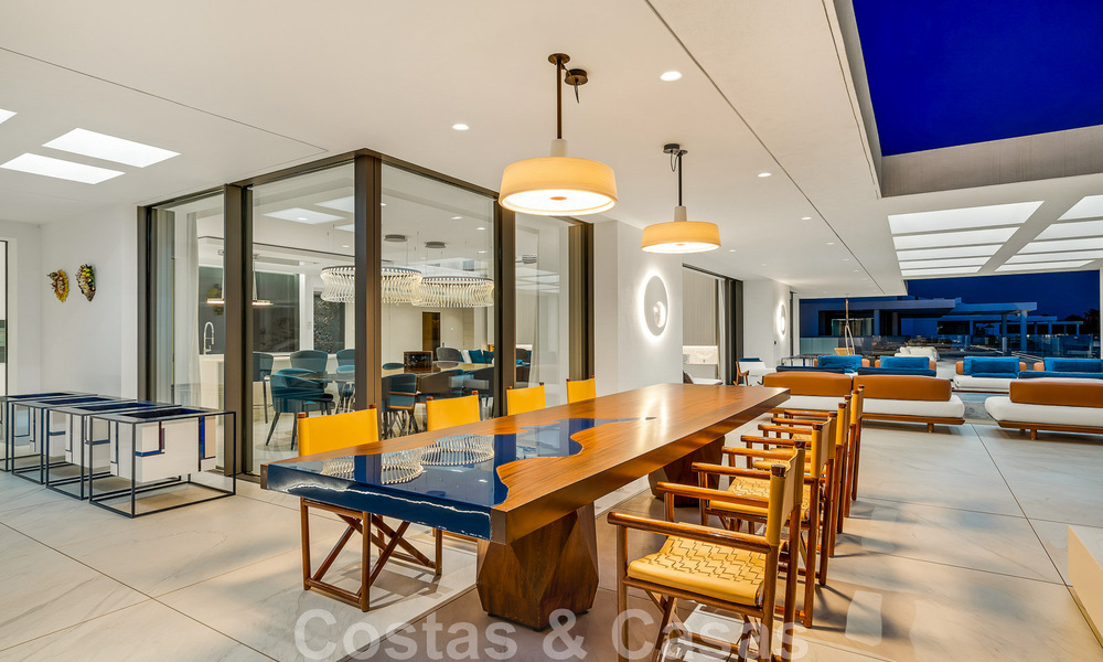 Penthouse moderne et ultra-luxueux à vendre, prêt à emménager, en première ligne de plage, avec vue sur la mer, entre Marbella et Estepona 48239