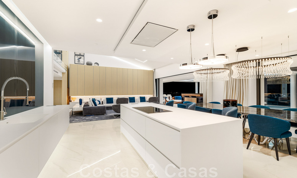 Penthouse moderne et ultra-luxueux à vendre, prêt à emménager, en première ligne de plage, avec vue sur la mer, entre Marbella et Estepona 48240