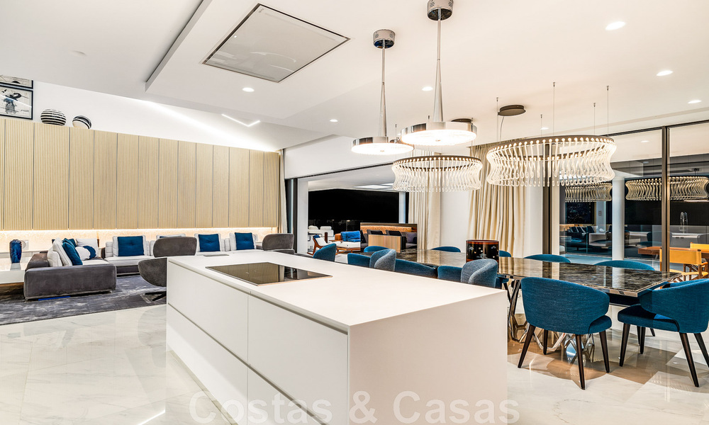 Penthouse moderne et ultra-luxueux à vendre, prêt à emménager, en première ligne de plage, avec vue sur la mer, entre Marbella et Estepona 48241