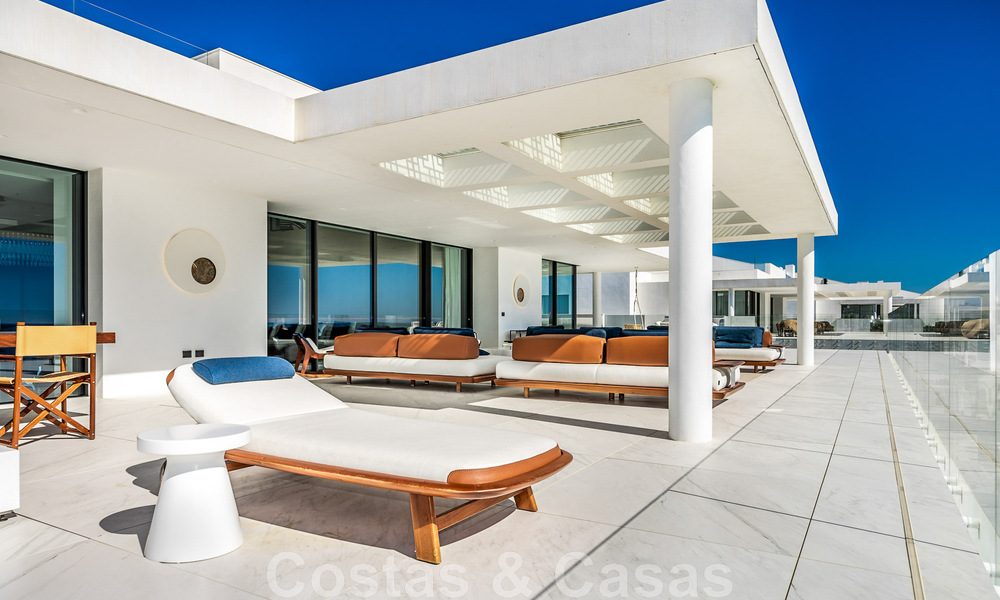 Penthouse moderne et ultra-luxueux à vendre, prêt à emménager, en première ligne de plage, avec vue sur la mer, entre Marbella et Estepona 48242