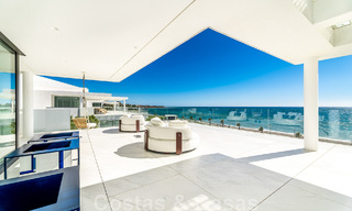 Penthouse moderne et ultra-luxueux à vendre, prêt à emménager, en première ligne de plage, avec vue sur la mer, entre Marbella et Estepona 48243 