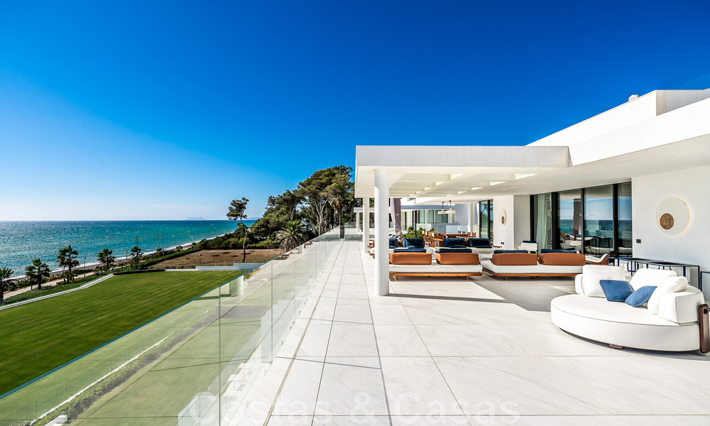 Penthouse moderne et ultra-luxueux à vendre, prêt à emménager, en première ligne de plage, avec vue sur la mer, entre Marbella et Estepona 48245