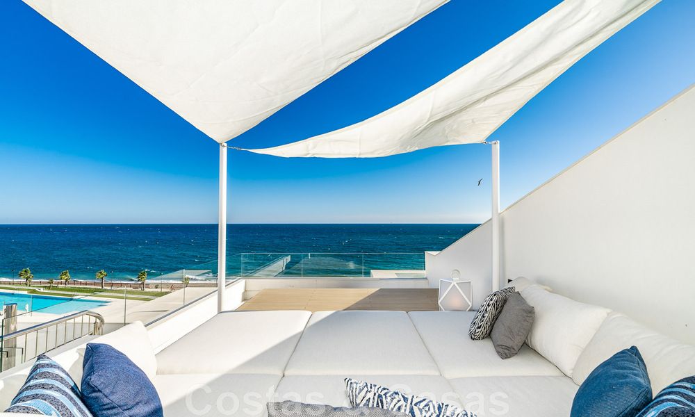 Penthouse moderne et ultra-luxueux à vendre, prêt à emménager, en première ligne de plage, avec vue sur la mer, entre Marbella et Estepona 48247