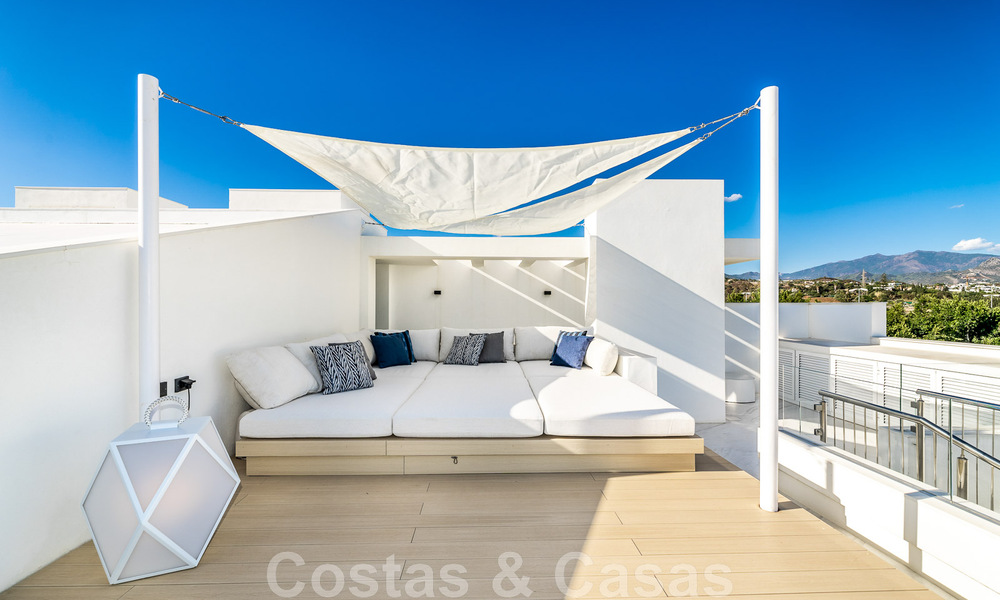 Penthouse moderne et ultra-luxueux à vendre, prêt à emménager, en première ligne de plage, avec vue sur la mer, entre Marbella et Estepona 48249