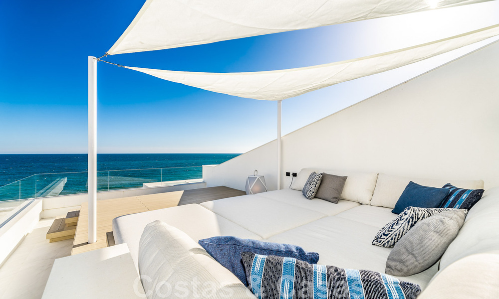 Penthouse moderne et ultra-luxueux à vendre, prêt à emménager, en première ligne de plage, avec vue sur la mer, entre Marbella et Estepona 48250