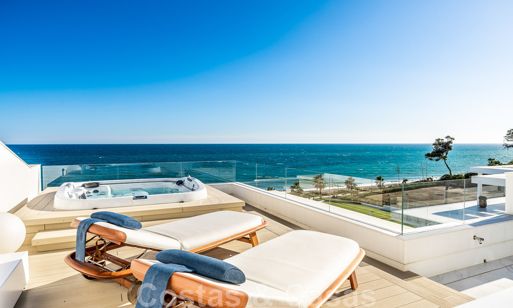 Penthouse moderne et ultra-luxueux à vendre, prêt à emménager, en première ligne de plage, avec vue sur la mer, entre Marbella et Estepona 48251