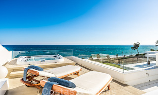 Penthouse moderne et ultra-luxueux à vendre, prêt à emménager, en première ligne de plage, avec vue sur la mer, entre Marbella et Estepona 48251 