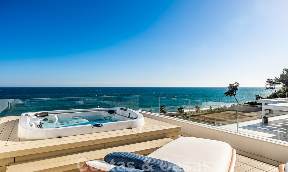 Penthouse moderne et ultra-luxueux à vendre, prêt à emménager, en première ligne de plage, avec vue sur la mer, entre Marbella et Estepona 48252