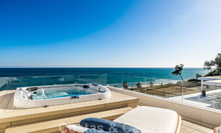 Penthouse moderne et ultra-luxueux à vendre, prêt à emménager, en première ligne de plage, avec vue sur la mer, entre Marbella et Estepona 48252 